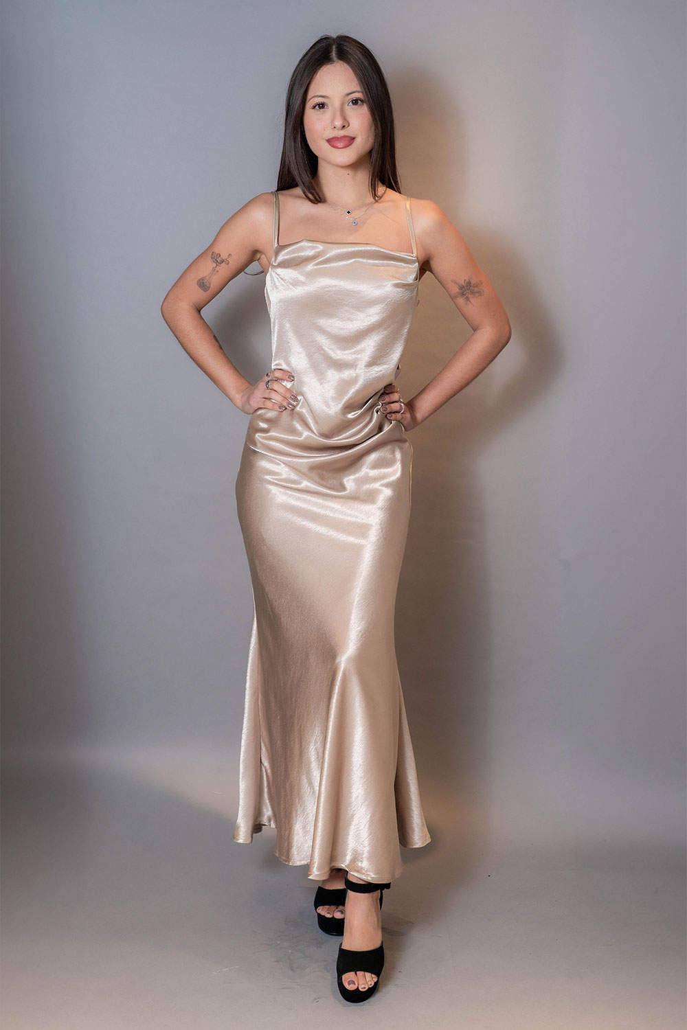 Vestido Raso Fruncido al Costado