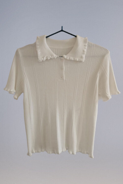 Polera Hilo con Cuello y Detalles Volados - Imagen 3
