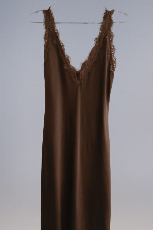 Vestido Satinado con Escote Encaje - Imagen 3
