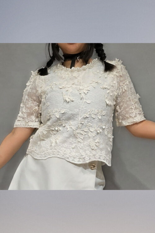 Blusa con Cuello Perlas y Flores 3D