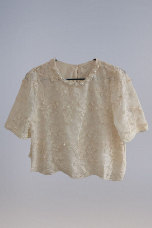 Blusa con Cuello Perlas y Flores 3D - Imagen 4