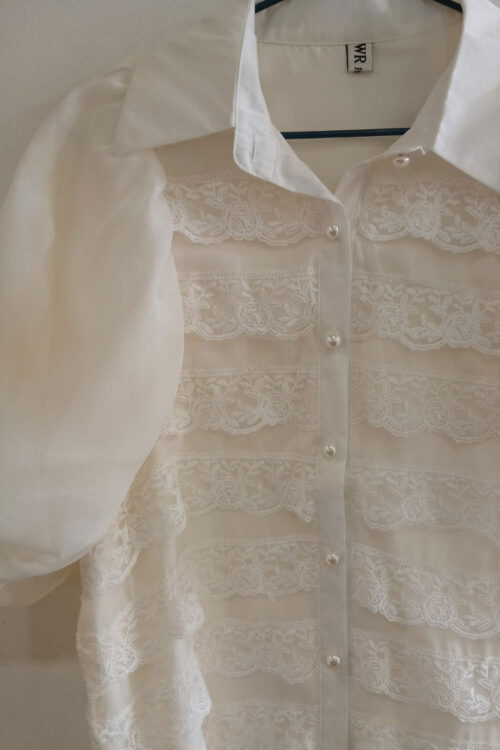 Blusa con Franjas de Encaje y Manga Globo - Imagen 3