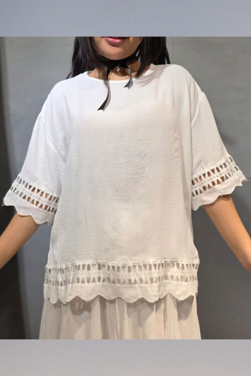 Polera Holgada con Detalles de Encaje