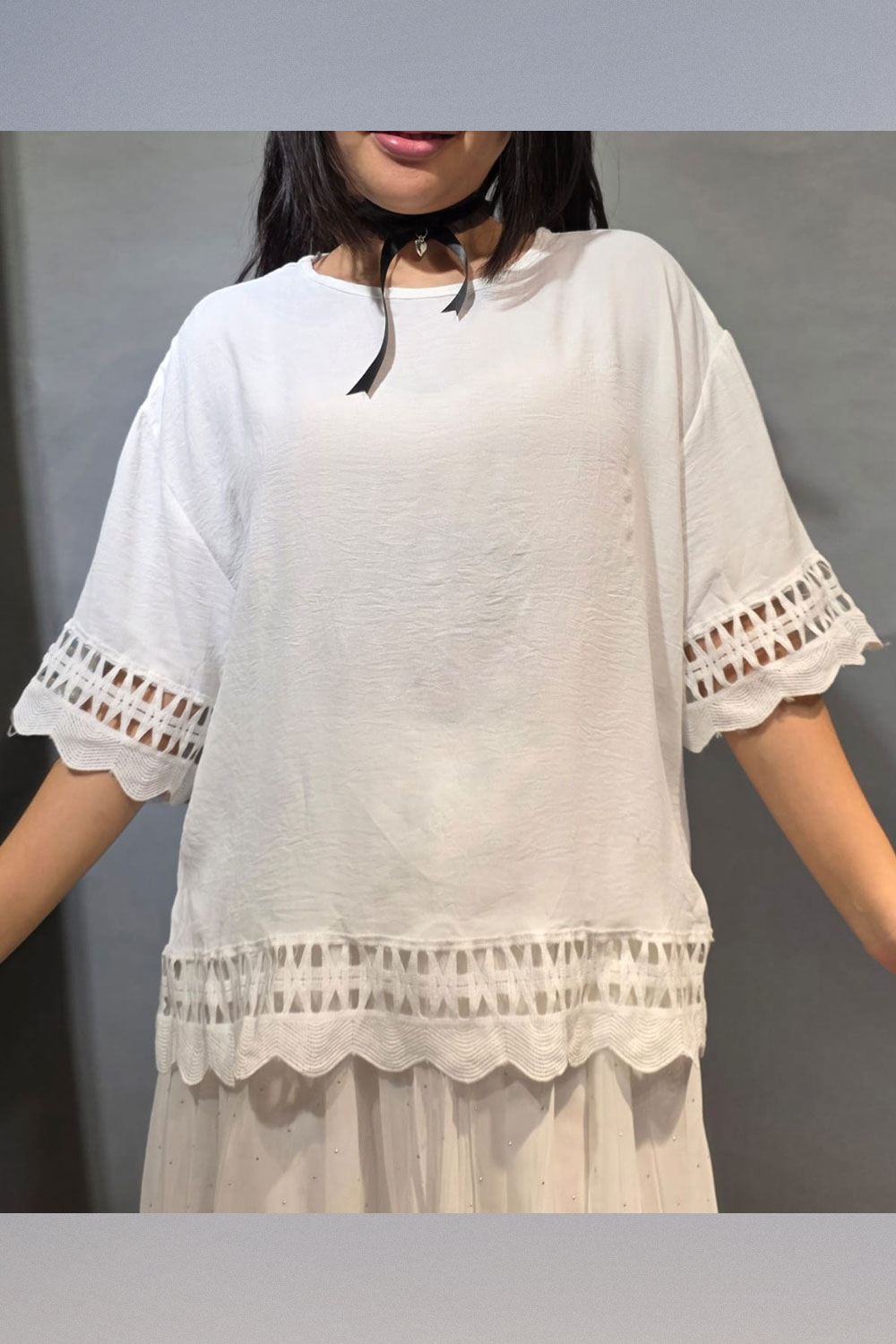 Polera Holgada con Detalles de Encaje