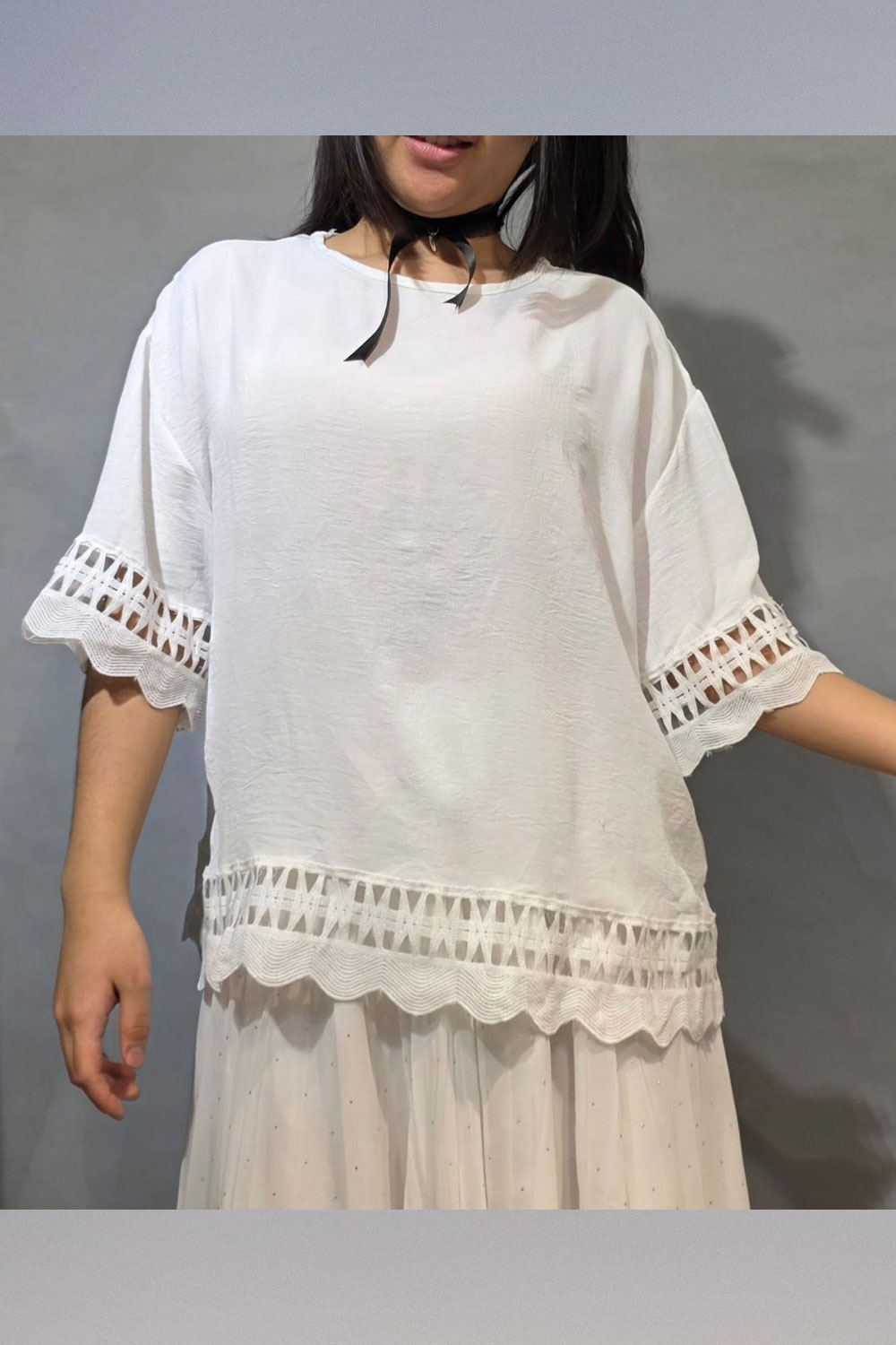 Polera Holgada con Detalles de Encaje - Imagen 2